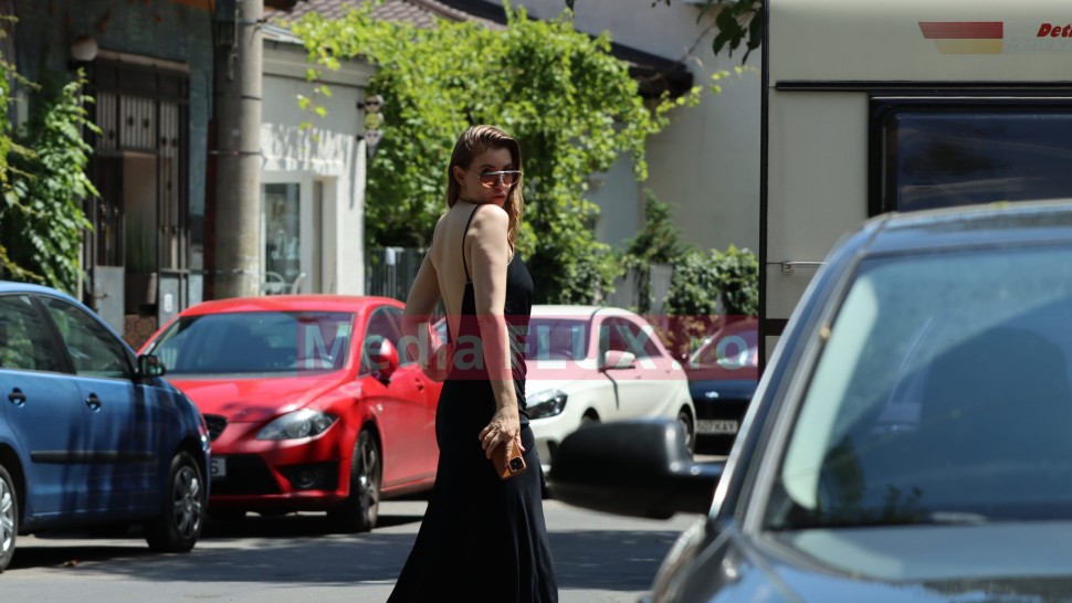 Iulia Albu încălzește Capitala cu spatele ei gol și aerele de mare vampă | VIDEO PAPARAZZI