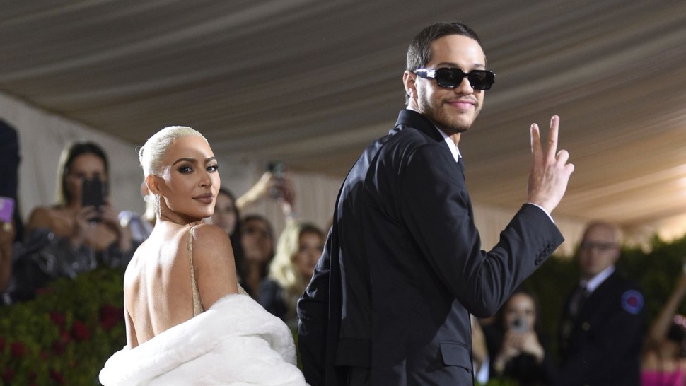 Kim Kardashian umilită de Regina Elisabeta a II-a cu ocazia Jubileului de Platină