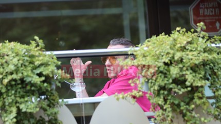 Stephan Pelger relaxat și în același timp preocupat la o masă cu prietenii | IMAGINI PAPARAZZI