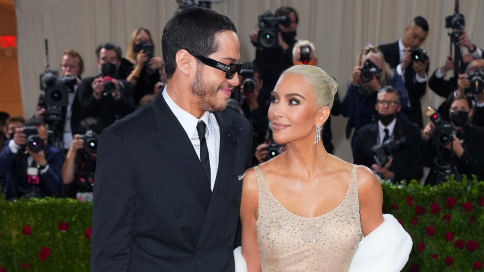 Rochia emblematică a lui Marilyn Monroe a fost DISTRUSĂ de Kim Kardashian. Acuzații grave și fotografii