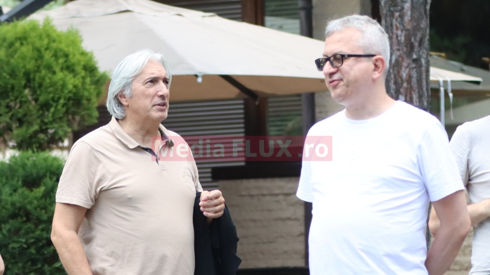 Loredana trece prietenia rămâne imagini de colecție cu Țeavă primul iubit al cântăreței și Andrei Boncea fostul ei soț stând la povești. PAPARAZZI EXCLUSIV