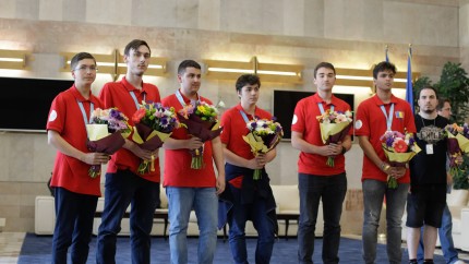 Șase elevi români cei mai buni la matematică din Europa. E cel mai bun rezultat pentru România din ultimii 25 de ani