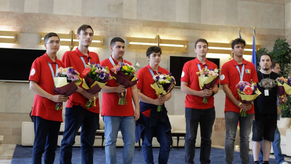 Șase elevi români cei mai buni la matematică din Europa. E cel mai bun rezultat pentru România din ultimii 25 de ani