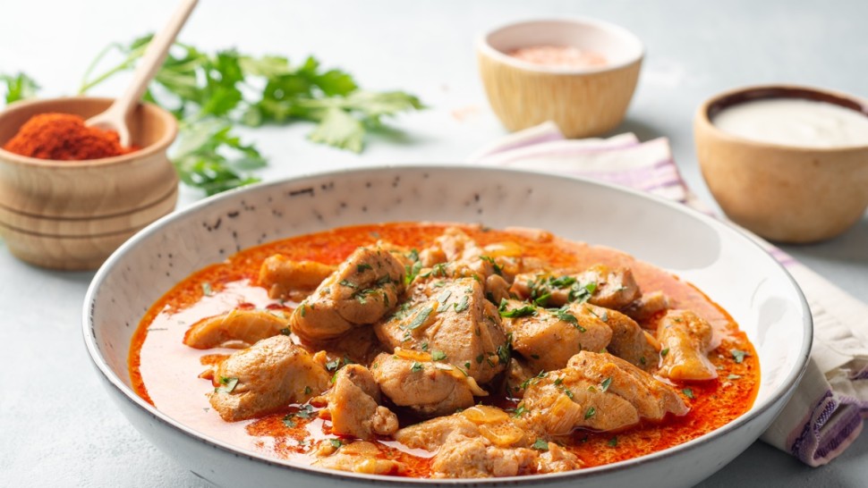 Rețetă papricaș de pui. Poate fi servit cu mămăligă sau cartofi natur