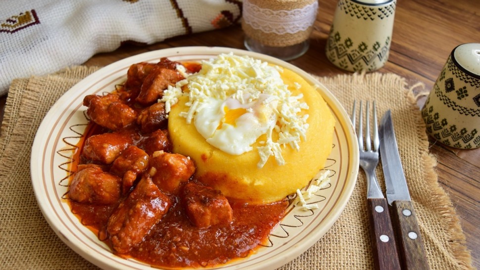 Rețetă tochitură de porc. Se poate servi cu mămăligă