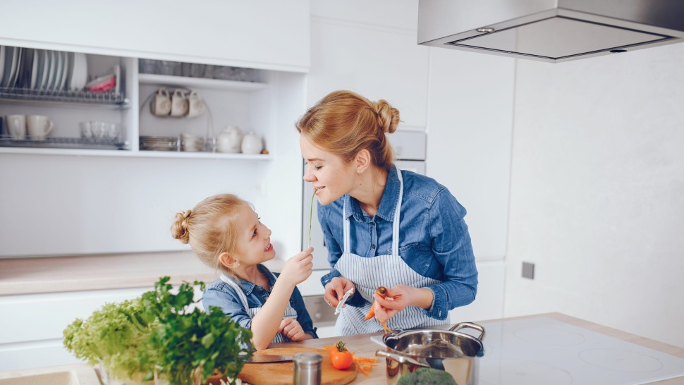 Sfaturi pentru a învăța copiii să gătească. Poți să le pui în aplicare