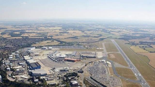 Avioanele nu mai pot ateriza din cauza căldurii. Pista a fost distrusă