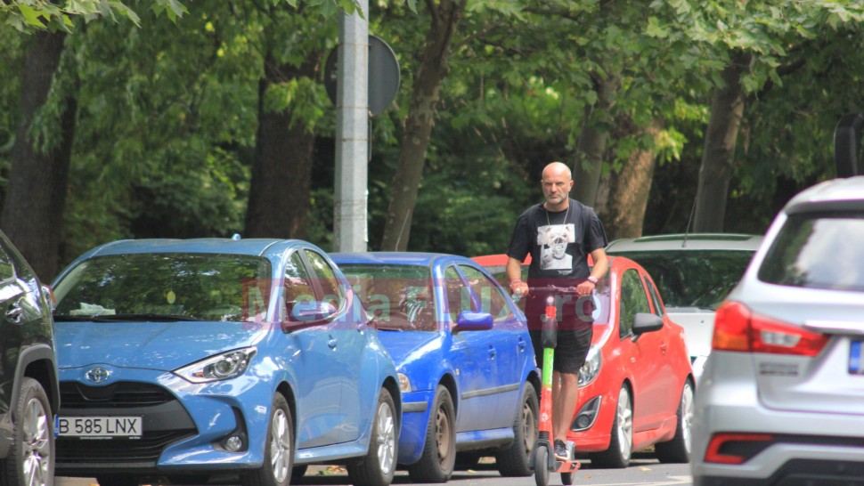 Dan Capatos atacă Bucureștiul de la înălțimea trotinetei electrice. Cât este de COOL vedeta Antena Stars | IMAGINI PAPARAZZI