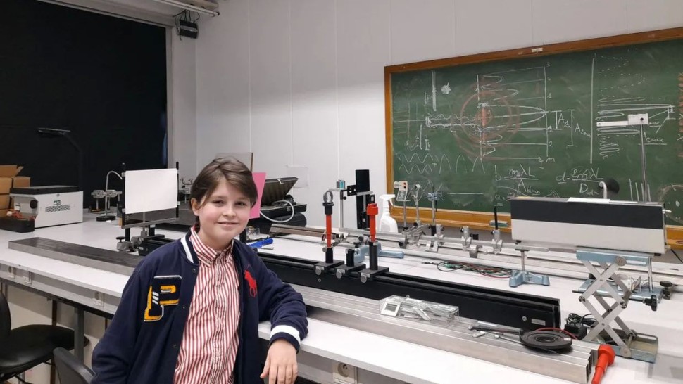 Micul geniu un puști de 12 ani și-a luat masterul în fizică după doar un an de studiu la Universitatea din Anvers