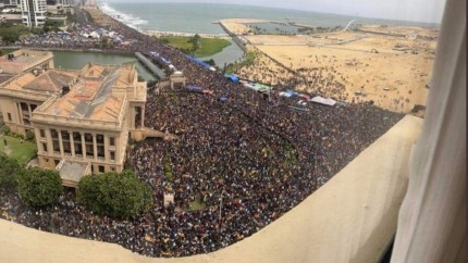 Revoltă în Sri Lanka pe fondul unei crize economice teribile. Președintele țării a fugit și anunță demisia