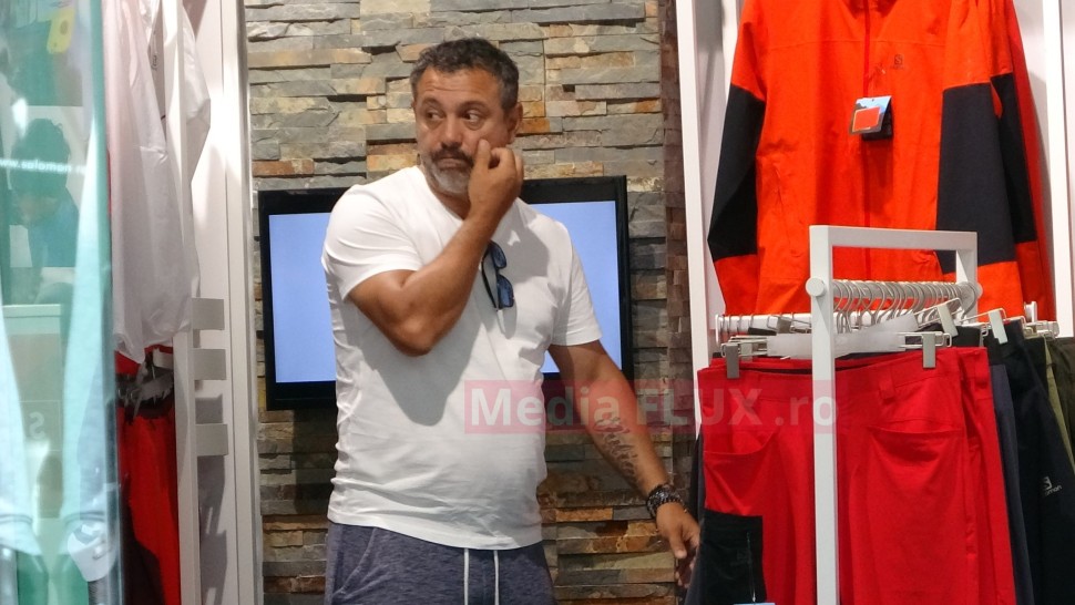 Chef Sorin Bontea încearcă să gătească o ofertă mai bună de mobil apoi se relaxează la shopping | IMAGINI PAPARAZZI