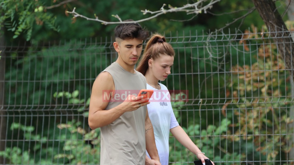 Sebastian Dobrincu ca-n L.A. dar mai departe. Tânărul milionar face business la pas cu iubita de mână | FOTO PAPARAZZI