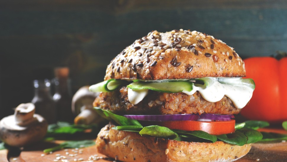 Rețetă burger cu legume. Nici nu vei simți lipsa cărnii