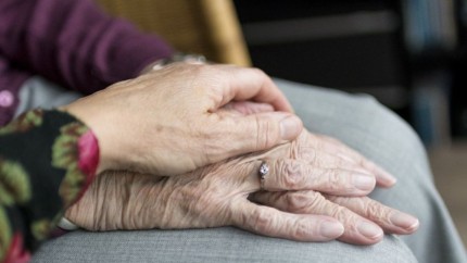 Voluntari care ajută bătrânii Unde pot suna persoanele care au nevoie de sprijin