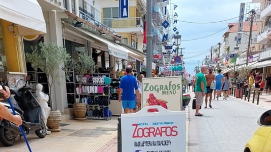 Anunțul amuzant în limba română la o tavernă grecească ciorba de pui cu carne de pește