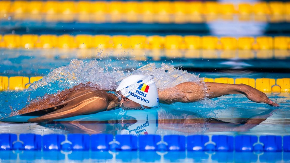 David Popovici și-a donat echipamentul cu care a câștigat Campionatele Mondiale. A strâns peste 40.000 de euro pentru o cauză caritabilă