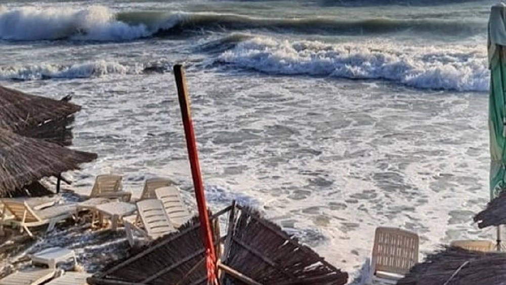 Furtună periculoasă la Marea Neagră au fost valuri și de cinci metri. Salvamarii au interzis TOTAL accesul în apă