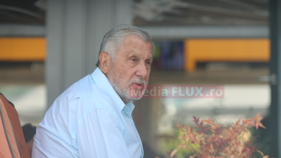 Ilie Năstase singur și chinuit de alergia la ambrozie se străduiește să citească ziarul | IMAGINI PAPARAZZI