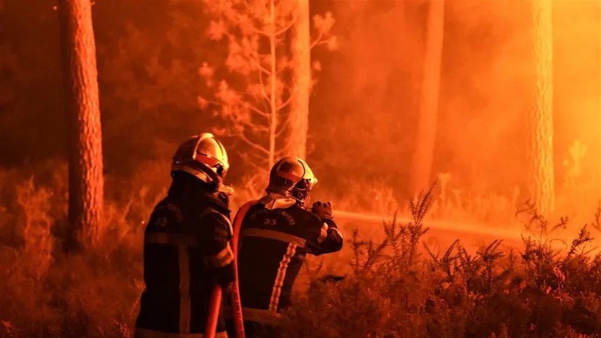 Incendiu în Maramureș. Șapte gospodării şi un rezervor de motorină în flăcări. 90 de persoane evacuate