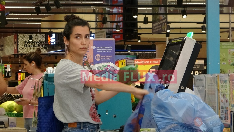 Lili Sandu de la DIVA de pe Instagram la GOSPODINA din supermarket | IMAGINI PAPARAZZI