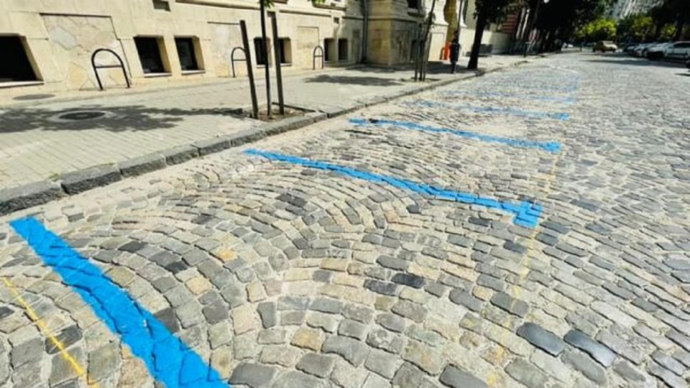 De azi intră în vigoare locurile albastre de parcare din București. Care sunt tarifele pe zone
