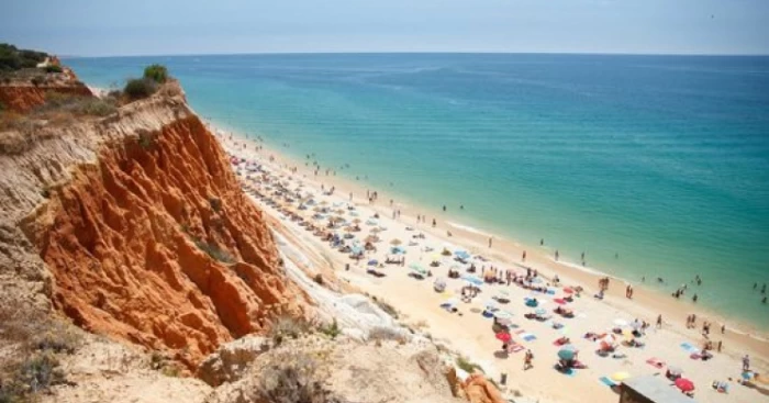 amendă pentru turiștii care urinează în mare