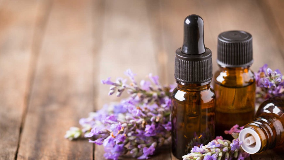 Top 5 uleiuri esențiale care îl aduc pe Moș Ene la tine. Vei avea parte de un somn liniștit