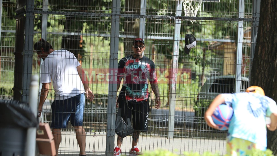 Alex Velea a ieșit cu MOȘTENITORII la un baschet în parc. IMAGINI RARE cu VELEA GANG | VIDEO PAPARAZZI