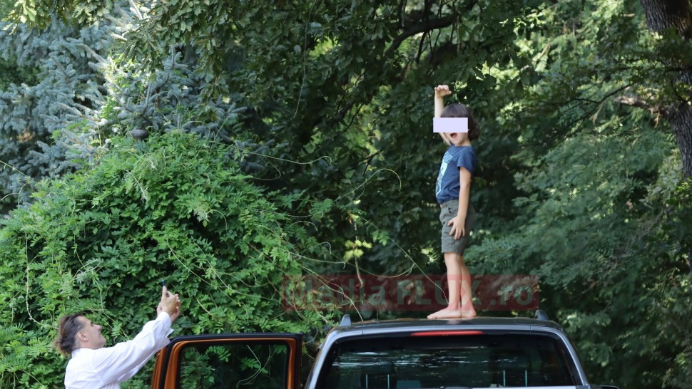 Marian Ionescu și-a scos juniorul la o tură în parc. Paparazii mediaflux.ro i-au fotografiat în acțiune | IMAGINI PAPARAZZI