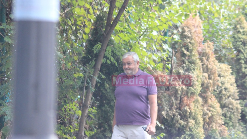 Sebastian Vlădescu vesel înainte de a ajunge la judecată. Ce a făcut fostul ministru de Finanțe al României | IMAGINI PAPARAZZI