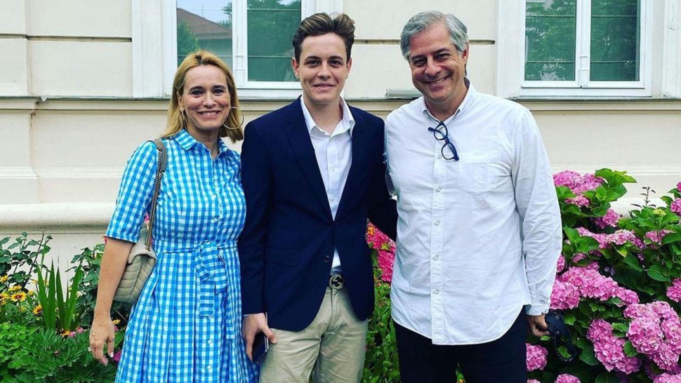 Ce face mama Andreea Esca pentru studentul Aris fiul ei plecat la studii in Barcelona