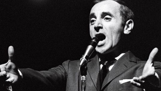 Povestea lui Charles Aznavour armeanul considerat vocea eternă a Parisului. A fost descoperit de Édith Piaf