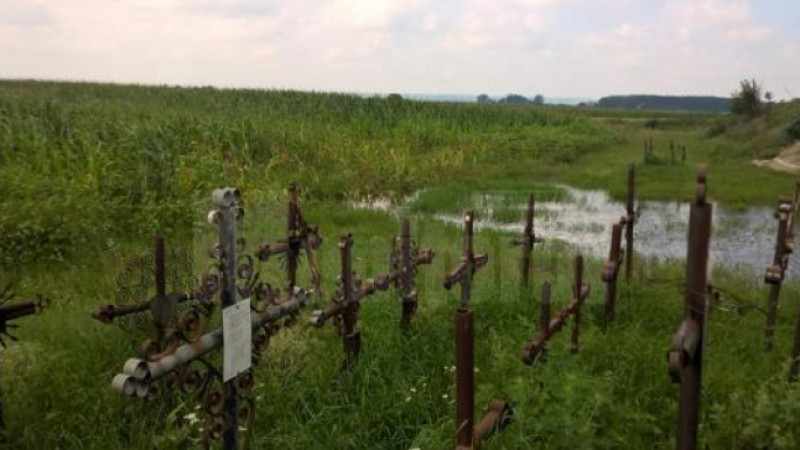 Cel mai grav accident rutier din istoria României. Crucile care amintesc de catastrofă au fost puse la 10 ani după ce s-a petrecut tragedia