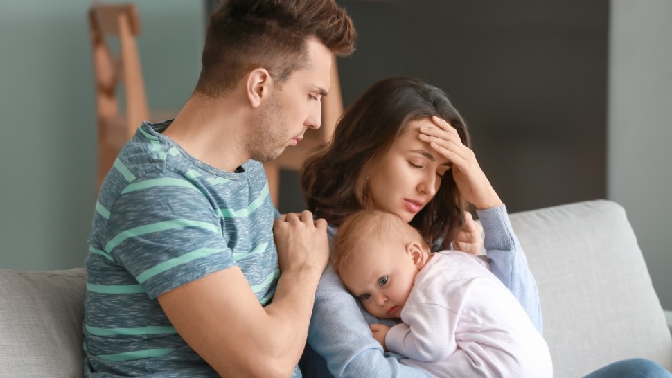 Totul despre depresia postpartum pe care o au multe femei. Cum se poate trata