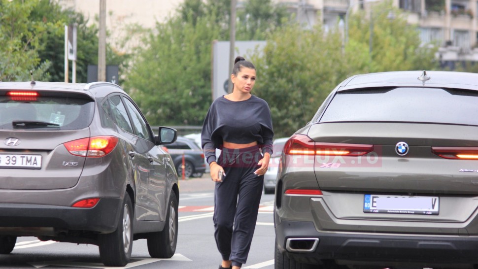 Mămica Elena Băsescu a revenit la formele care au consacrat-o. Fotografiată cu pătrățele la vedere de paparazzi mediaflux.ro | EXCLUSIV