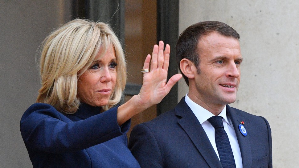 Președintele francez Emmanuel Macron și soția sa Brigitte la căpătâiul Reginei Elisabeta a II-a ca la piață în adidași și cu ochelari de soare | FOTO