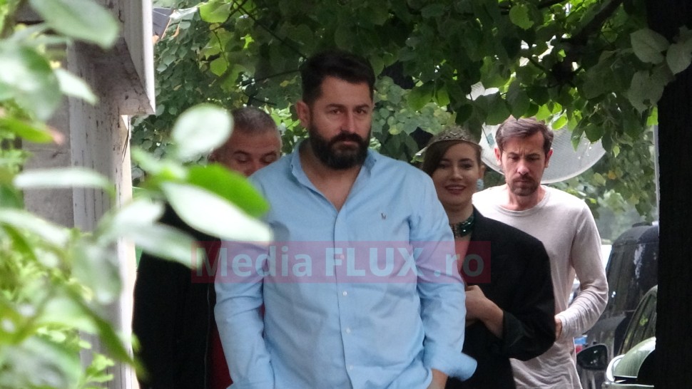 Iulia Albu nu renunță la stilul care a consacrat-o nici atunci când iese cu băieții la terasă | IMAGINI PAPARAZZI