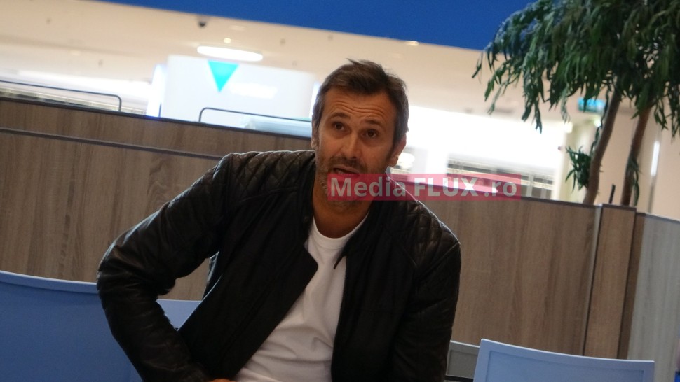 Adorabil Nicolai Tand. Cum stă el și repetă pentru Te cunosc de Undeva în mijlocul mall-ului ca nimeni altul | VIDEO PAPARAZZI