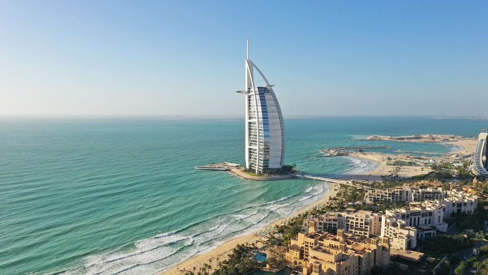 Dubai elimină taxa pe alcool. Perioada de probă de un an pentru această măsură surprinzătoare