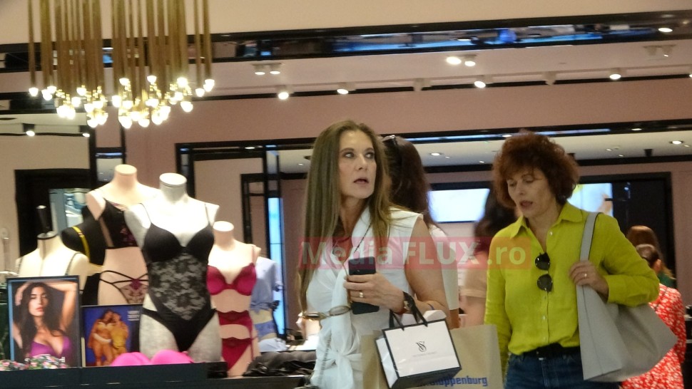 Romanița Iovan la shopping de lenjerie intimă. Doamna rămâne o tânără atrasă de danteluri și finețuri | IMAGINI PAPARAZZI