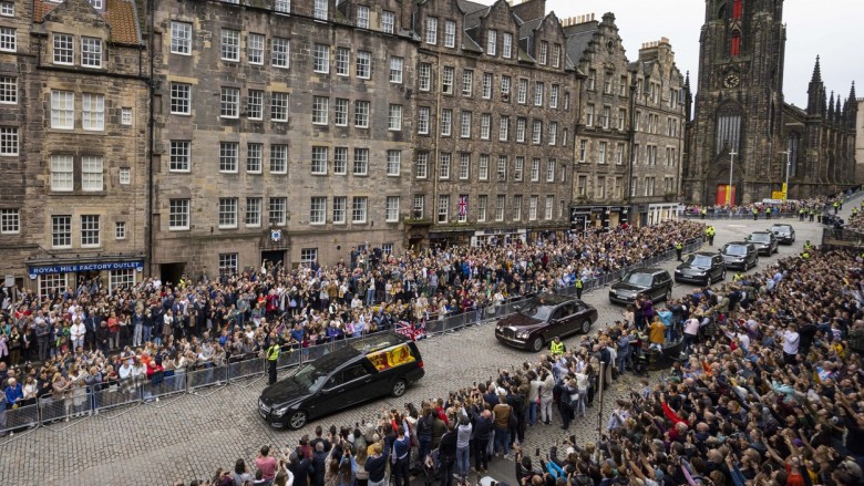 Ultima călătorie a Reginei Elisabeta în Regatul Unit. Sicriul a fost depus la Palatul Holyroodhouse din Edinburgh