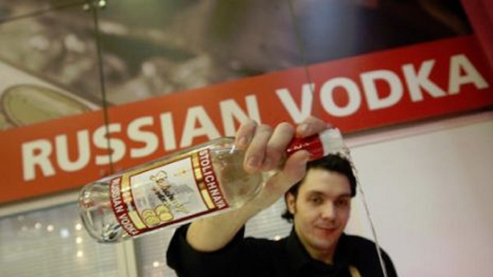 Decizie istorică Rusia scumpește vodca. Băutura națională a rușilor are preț minim stabilit din 2009