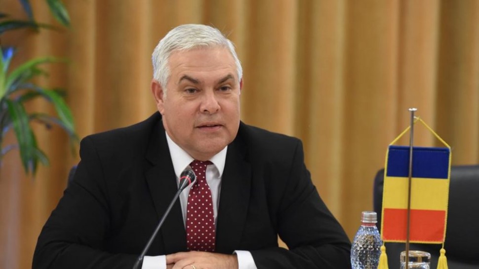 Klaus Iohannis a semnat decretul pentru numirea lui Angel Tîlvăr ca ministru al Apărării Naţionale. Depunerea jurământului are loc în această seară