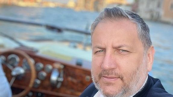 EXCLUSIV | Încă un român merge la petrecerea miliardarilor lumii de la Bran. Producătorul Eduard Irimia se distrează lângă numele mari venite de Halloween în România
