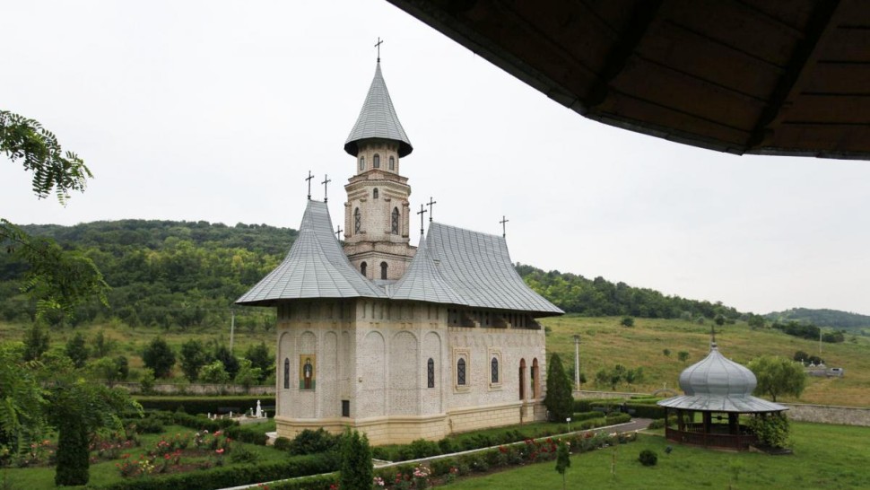 Mânăstirea Vlădiceni locul unde mulți credincioși își găsesc liniștea