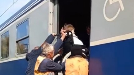 Moment scandalos filmat în România. Cum sunt urcate în tren persoanele cu dizabilități la CFR Călători VIDEO
