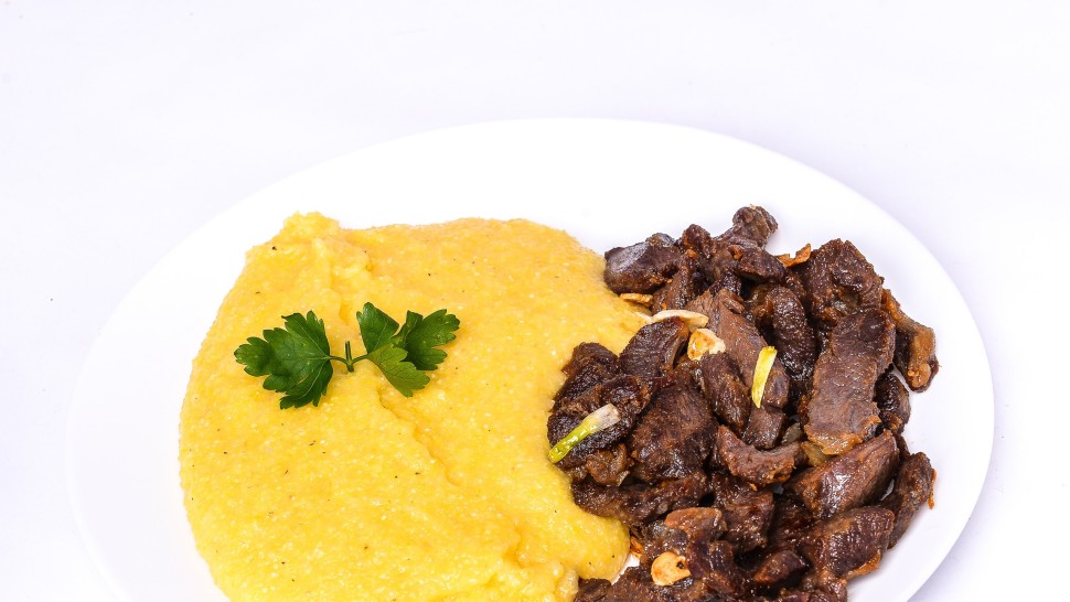 Rețetă pastramă de oaie cu mămăligă. Un adevărat deliciu pentru toată lumea