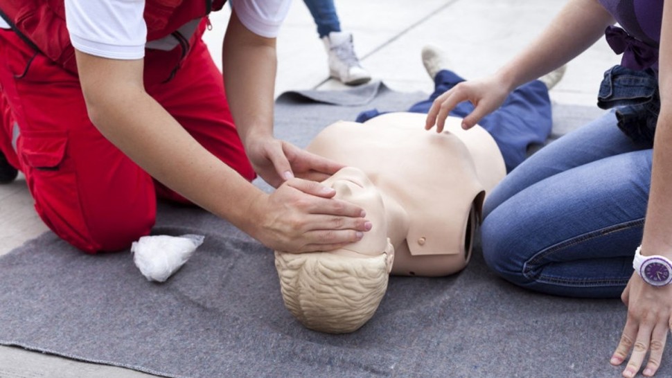 Cursuri de prim ajutor în școlile din Capitală. Elevii vor fi învățați tehnici de resuscitare de bază