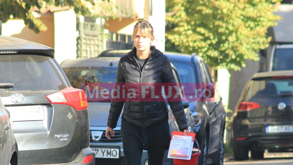 Diana Dumitrescu nu joacă rolul de gospodină chiar este. S-a apucat de curățenia de toamnă | FOTO PAPARAZZI