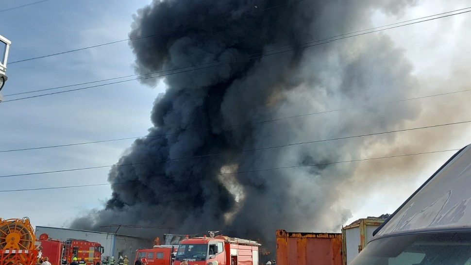 Incendiu puternic la un depozit din Voluntari. Pompierii acționează de urgență FOTO UPDATE